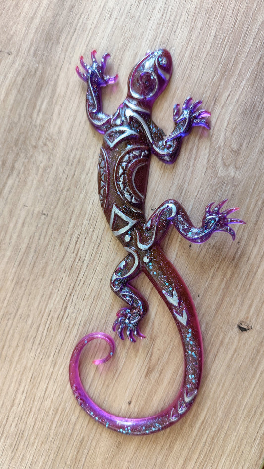 Gecko rose pailleté et argent (Violet translucide à la lumière)
